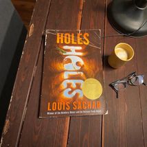 Holes by Louis Sachar Paperback 2000 Newbery Medal Winner School Read - $7.72