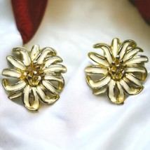 Floral Signed ART Earrings Arthur Pepper Clip On Beige Enamel Gold Tone Vintage  - £6.42 GBP