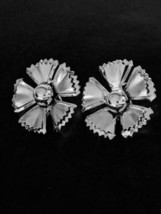 Silver Tone Textured Round Disk Flower Shaped Clip On Earrings 5 Jagged ... - £14.70 GBP