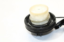 2006-2007 INFINITI M35 M45 EXTERIOR FUEL LID DOOR AND GAS CAP P1870 image 6