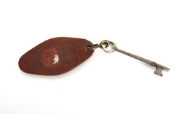 Vintage Skeleton Key on Leather Keychain Irving House Dalton MA Room # 32 - £7.86 GBP