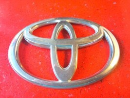  02_05 Toyota Camry &amp; 03-08 Toyota Matrix Grille Emblem 75311-AA030 Broken Tabs* - £9.94 GBP