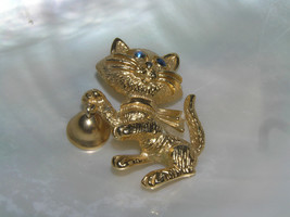 Vintage AVON signed Goldtone Kitty Cat with Blue Rhinestone Eyes &amp; Ringing Bell - £7.58 GBP