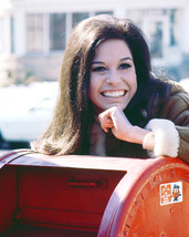 Mary Tyler Moore Show 16x20 Poster Mary by post box season 1 - £15.97 GBP