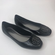 Pierre Dumas Women&#39;s Flats Size 6M Black Moni 29 Emblem Medallion - $18.32