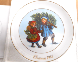 1981 Avon First Edition Sharing the Christmas Spirit Memorie Plate 22Kt Gold Rim - $13.99