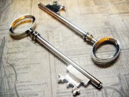25 Bulk Skeleton Keys Antiqued Silver Wholesale Steampunk 80mm Big 3&quot; - £23.50 GBP