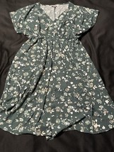 Isabel Maternity Ingrid &amp; Isabel Green Floral V-Neck Short Sleeve Dress M - $326.10 MXN