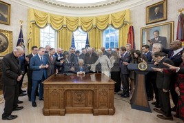 PRESIDENT DONALD TRUMP PRAYING IN THE OVAL OFFICE WHITE HOUSE 4X6 PHOTO ... - £7.19 GBP