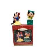 Hallmark Keepsake Ornament SNOW WHITE &amp; 1  the SEVEN DWARFS Anniversary ... - $266.17 MXN
