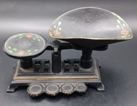 Vintage Miniature Cast Iron Hand decorated w/ Flowers Weight Scale. - $334.99 MXN
