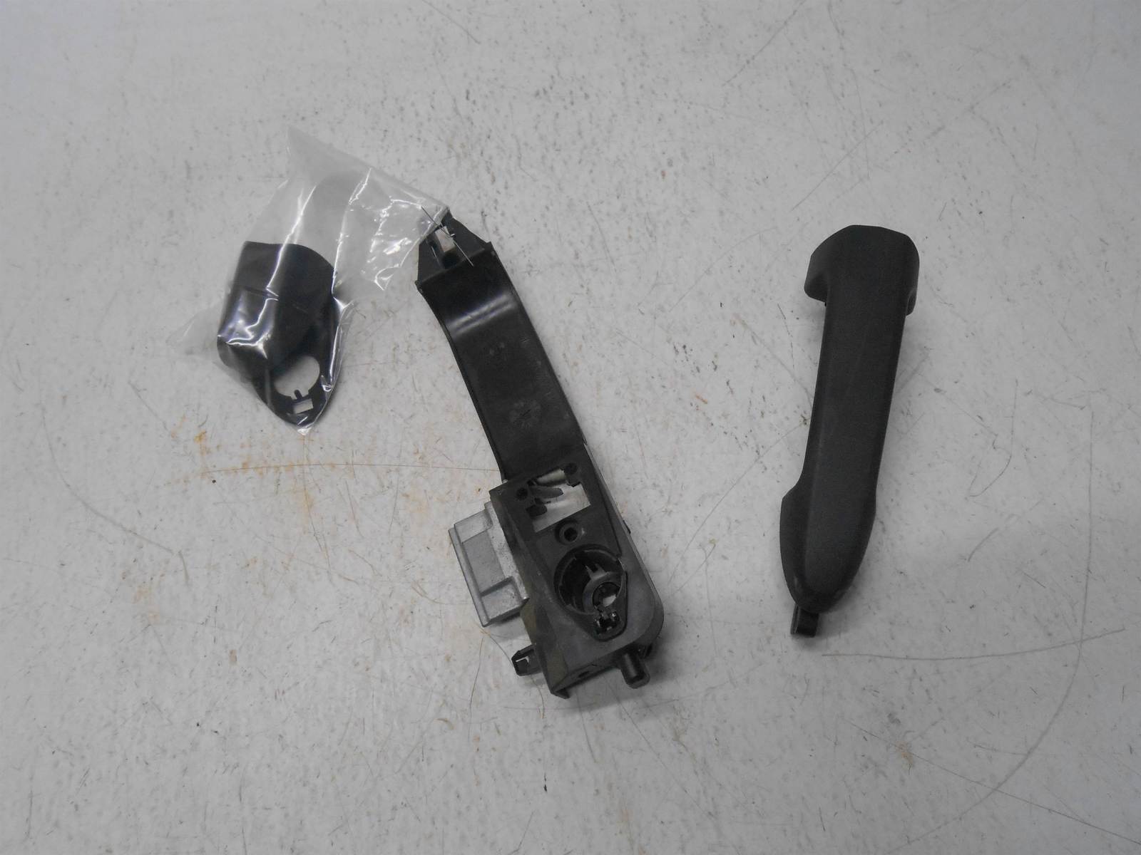 2006 ford escape EXTERIOR DOOR HANDLE FRONT RIGHT PASSENGER - $24.99