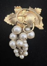 Vintage Cluster Grapes Brooch Pendant Gold Tone Estate Jewelry - £15.75 GBP