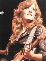 Bonnie Raitt with Signature Fender Stratocaster guitar 8 x 11 pin-up photo - £2.99 GBP