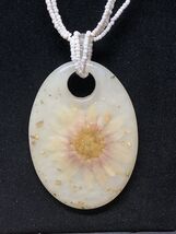 Vintage Flower Pendant Acrylic Lucite Necklace White Beaded Chain 18” Je... - $244.87 MXN