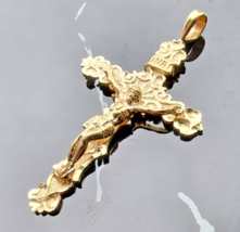 14K Yellow Gold Crucifix Sparkling And Hammered Finish Cross Pendant - £201.82 GBP