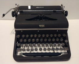 Vintage 1947 Royal Quiet De Luxe Portable Typewriter with Case - Works! - £196.60 GBP