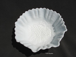 Vintage Imperial Doeskin White Milk Glass Fluted Rim Grape No. 473 Pattern Bowl - £15.68 GBP