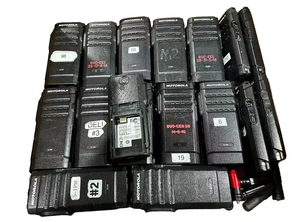 95 Motorola SL300 AAH88QCC9JA2AN Digital UHF 2 Channel Two-Way Radio - $1,199.99