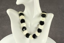 VINTAGE Estate Jewelry Cream &amp; Black 1960&#39;s MOD Carved Disc Bead Necklace 18&quot; - £35.33 GBP