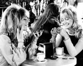 Shampoo 1974 Julie Christie &amp; Goldie Hawn laugh &amp; chat over coffee 8x10 photo - £7.54 GBP