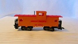 HO Scale Bachmann 35&#39; Union Pacific Wide Vision Caboose, Yellow, #25743 - £19.91 GBP