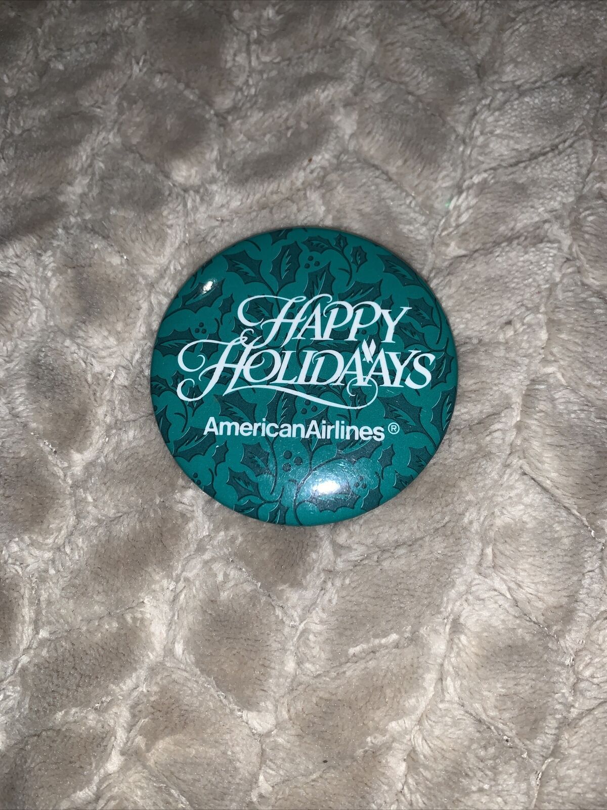 AMERICAN AIRLINES..2 1/4in GREEN &quot;HAPPY HOLIDAYS&quot;...BUTTON - $1.99