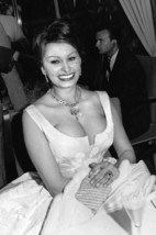 Sophia Loren candid smiling for press with huge cleavage 11x17 Photo - £14.08 GBP