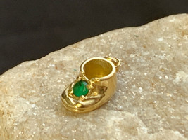 14K Yellow Gold Charm 1.8g Fine Jewelry Baby Bootie Pendant Emerald Color Stone - £103.87 GBP