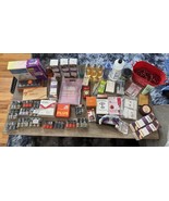 HUGE LOT 90+ PIECE MAKEUP SKINCARE HAIR CARE SUNGLASSES EARRINGS COFFEE ... - $2,806.07 MXN
