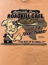 Armadillo Dan&#39;s Roadkill Cafe It&#39;s A Texas Thang! Open 24 Hrs Med Pink T... - £12.39 GBP