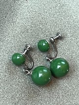 Vintage Green Round Cab &amp; Bead Silvertone Dangle Screwback Earrings – 1 x 3/8th’ - £7.49 GBP