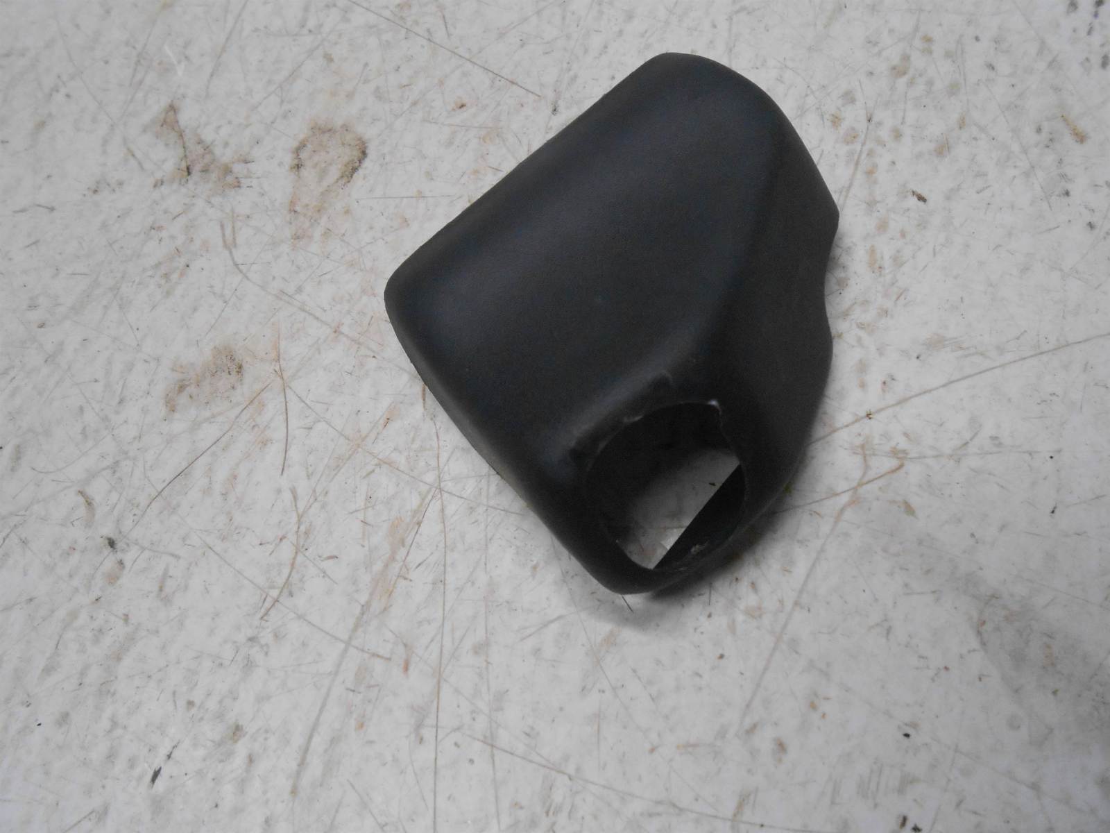 2006 ford escape Right Passenger Rear Glass Shock Bracket Trim Cover - $24.99