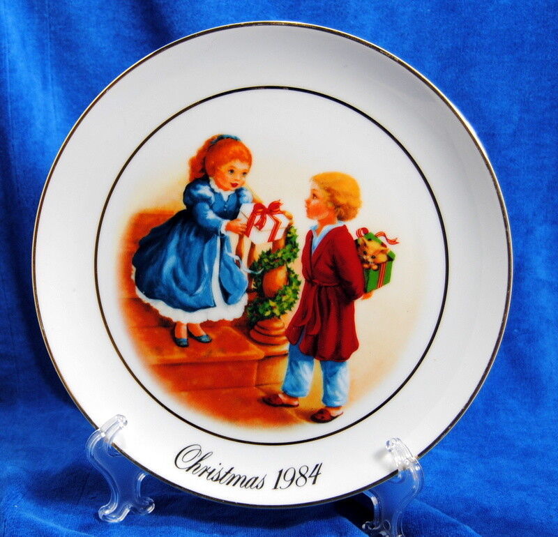 Christmas Memories Porcelain Wall Plate 24K Gold Trim Decoration Avon 1984 - $16.65