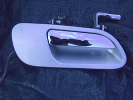 1998 2002 CONTINENTAL RIGHT FRONT DOOR HANDLE SILVER OEM USED ORIG LINCOLN - $1,583.46 MXN