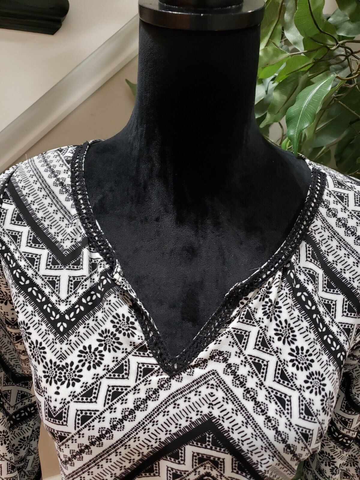 About A Girl Women's White Black Aztec Print Ruffle Long Sleeve Top Blouse Small Item image 6