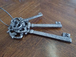 3 Vintage Heavy Metal Skeleton Keys Wall Hanging Wallhangings Decor - £21.78 GBP