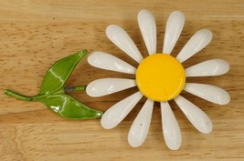 Vintage Costume Jewelry Giant Hippie Enamel Flower White DAISY Brooch Pin - £22.88 GBP