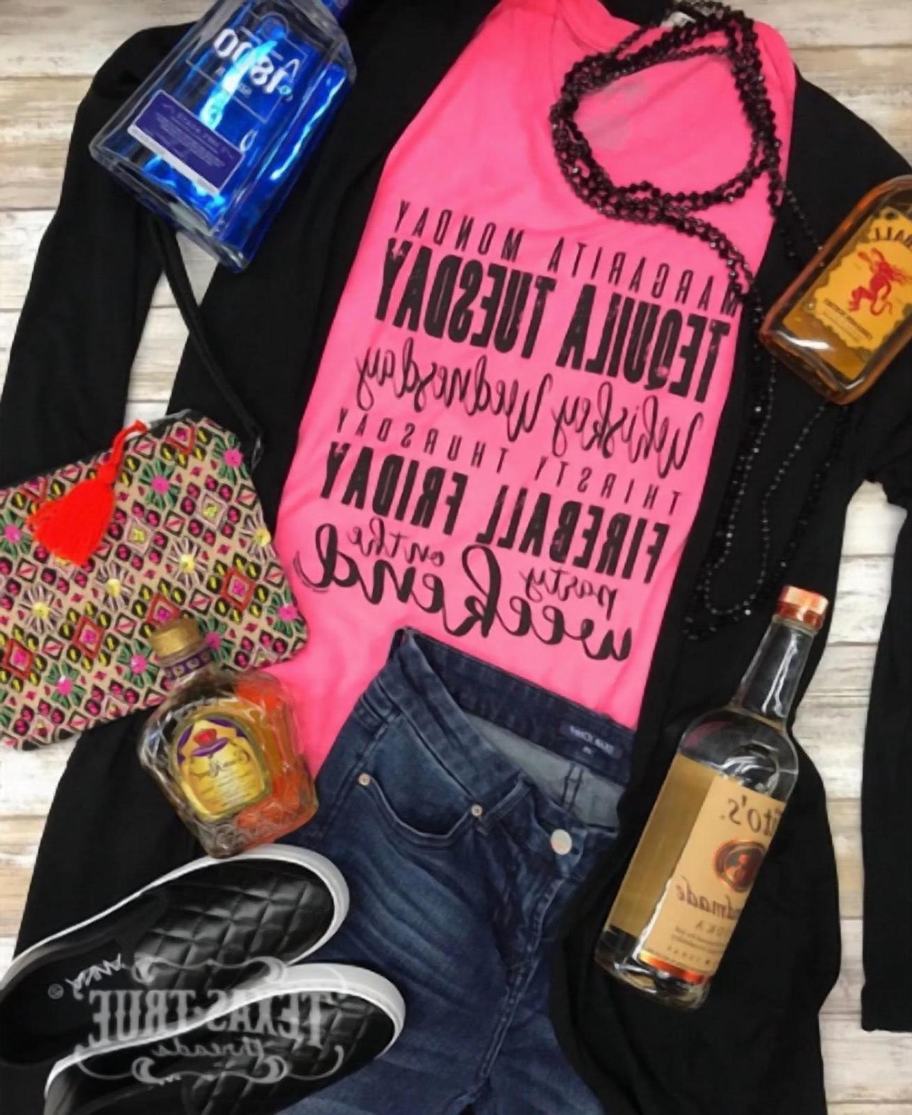 Texas True Threads Weekday Drinks V-Neck Tee Size XS - $30.69