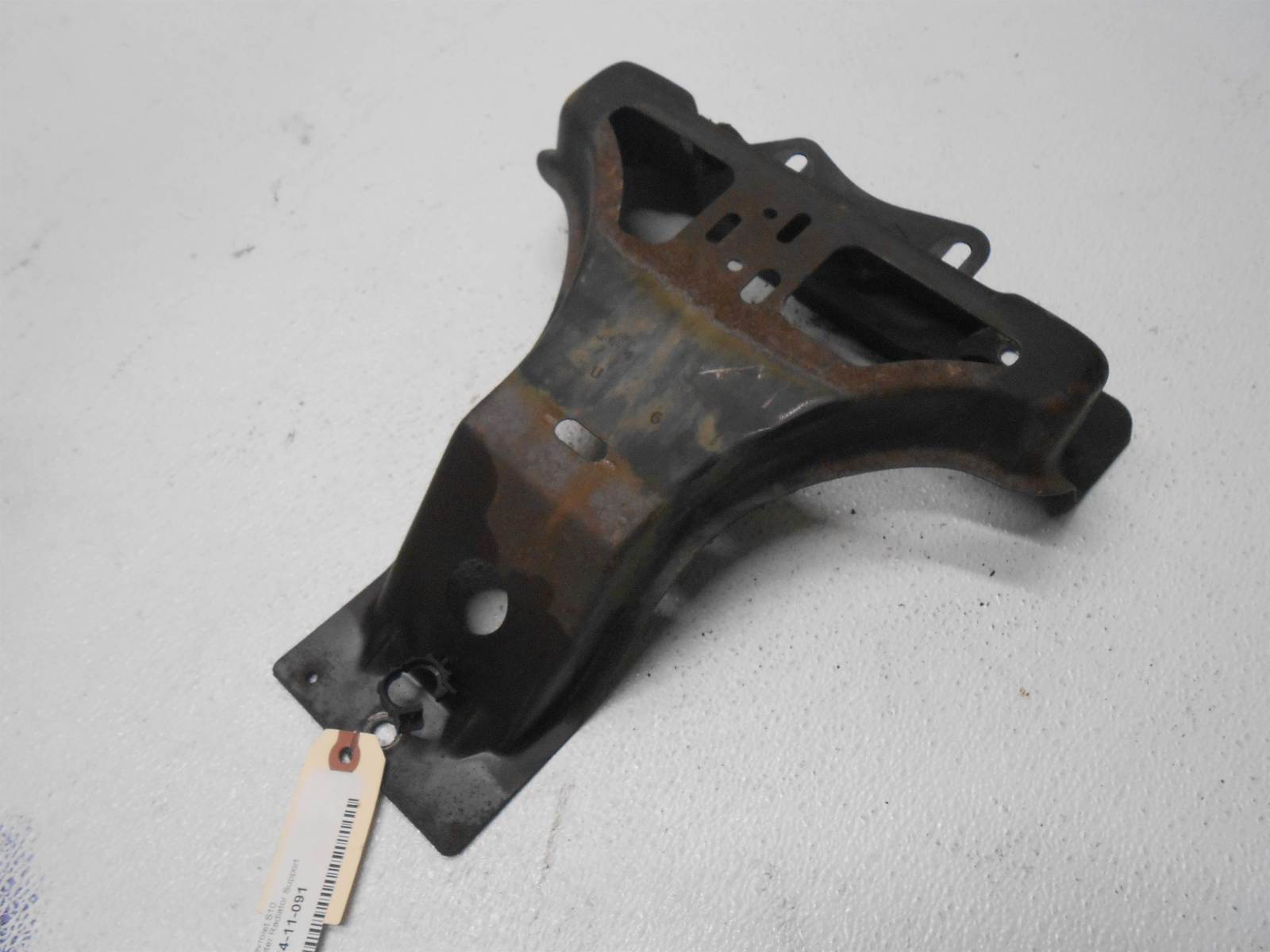 1998 chevrolet S10 Center Radiator Support Bracket - $36.98