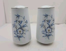 Seizan Fine Art China Blue Flowers w/ Gold Trim Salt &amp; Pepper Shakers Japan EUC - £8.58 GBP