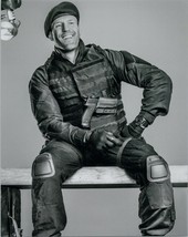 Jason Statham smiling 8x10 in combat fatigues sitting on bench The Expendables - £7.45 GBP