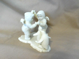 Dept 56 Snowbabies &quot;playing games is fun!&quot; w/penguins 7947-2 retired - £9.35 GBP