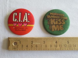 Vintage HALLMARK Badges 2 Pins Buttons C I A Valentines &amp; Kiss Me Blarne... - $178.32 MXN