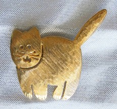 Fabulous Mid Century Modern Textured Gold-tone Cat Brooch 1970s vintage - £10.35 GBP