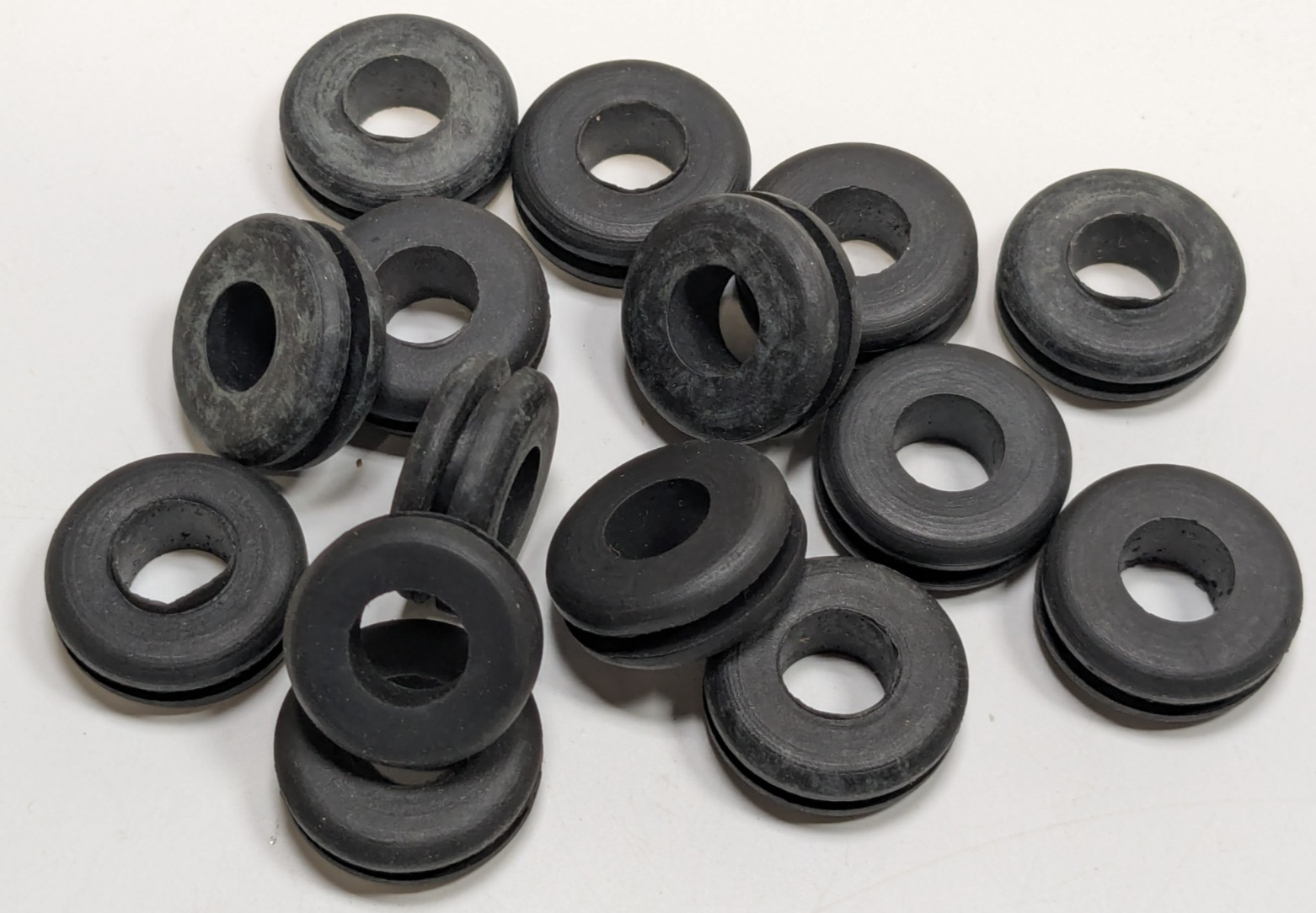 Lot of 15 NOS OMC Evinrude Johnson 551426 0551426 Grommets - $13.85
