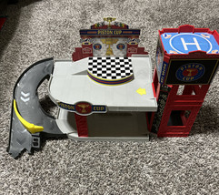 Disney Pixar Cars Piston Cup Racing Garage With McQUEEN DWB90 - £19.49 GBP