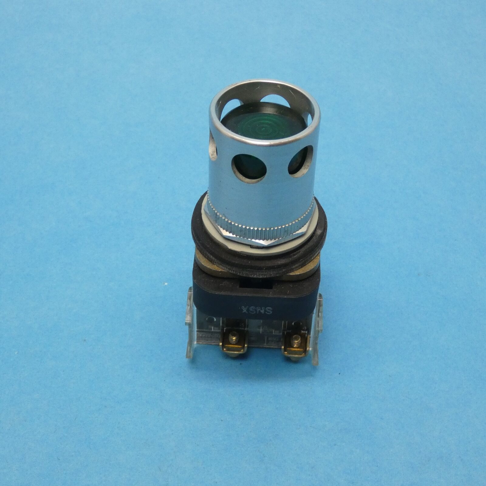 Allen Bradley 800T-QA24GD1 30.5 MM Illuminated Push Button Green 24VAC/DC 1 NO Item image 3