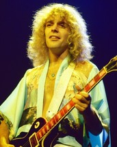 Peter Frampton Posing With Guitar in Concert 8x10 inch Photo - £8.67 GBP