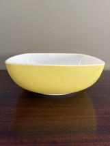 Vintage Pyrex Hostess Bowl Yellow Square Serving Bowl 2 1/2 QT 9&quot; EXCELLENT - $25.74